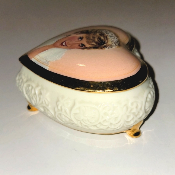 PRINCESS DIANA ARDLEIGH ELLIOTT HEART SHAPED MUSIC BOX "CANDLE IN THE WIND" - Picture 3 of 9